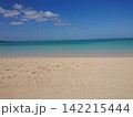 青空と透明な海が広がる白い砂浜 142215444
