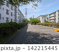 青空の下に建つ集合住宅と静かな住宅街 142215445