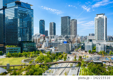 JR大阪駅前の巨大な都市公園・グラングリーン大阪(2026年8月撮影) JR大阪駅前の巨大な都市公園・グラングリーン大阪(2026年8月撮影) 142215510