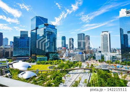 JR大阪駅前の巨大な都市公園・グラングリーン大阪(2026年8月撮影) JR大阪駅前の巨大な都市公園・グラングリーン大阪(2026年8月撮影) 142215511