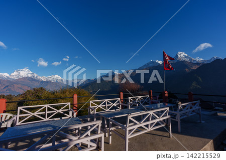 ネパールのプーンヒルトレッキング 朝のゴレパニから望むヒマラヤ山脈と山岳風景 ネパールのプーンヒルトレッキング 朝のゴレパニから望むヒマラヤ山脈と山岳風景 142215529