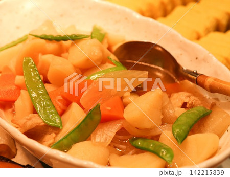 ホテルの和食ビュッフェに並ぶホクホクの肉じゃが。出汁が染みた野菜と絹さやが鮮やかな人気の家庭料理 142215839