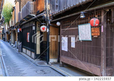 京都の先斗町の花街 (京都府京都市中京区) 京都の先斗町の花街 (京都府京都市中京区) 142215937