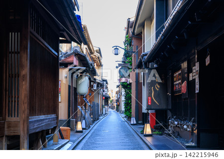 京都の先斗町の花街 (京都府京都市中京区) 142215946
