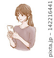 スマホを操作する女性のイラスト 142216441
