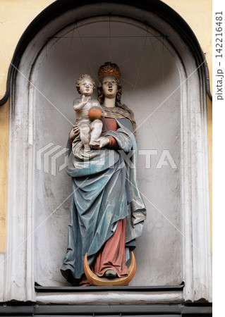 Virgin Mary with baby Jesus, statue on the house facade in Graz, Styria, Austria Virgin Mary with baby Jesus, statue on the house facade in Graz, Styria, Austria 142216481