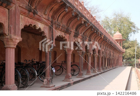 Gate to the Taj Mahal (Crown of Palaces), an ivory-white marble mausoleum in Agra, Uttar Pradesh, India 142216486