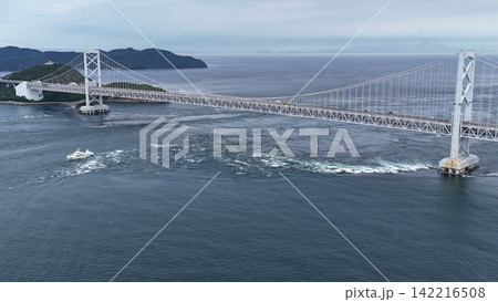 鳴門海峡に朝日が昇る鳴門大橋と迫力ある渦潮のドローン空撮写真(徳島県) 鳴門海峡に朝日が昇る鳴門大橋と迫力ある渦潮のドローン空撮写真(徳島県) 142216508