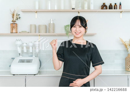 エステサロンで働くエステティシャンの女性スタッフ（ガッツポーズ） 142216688