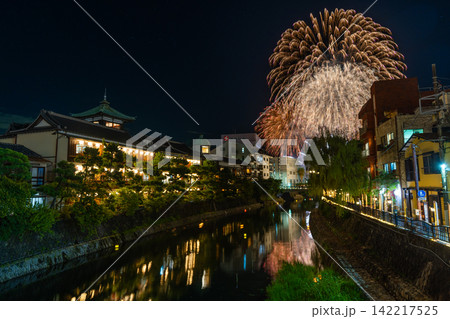 按針祭　灯ろう流れる中の花火　伊豆の景色　【静岡県伊東市】 142217525