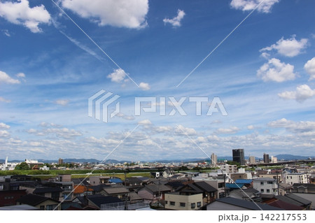 夏の青空と白い雲 142217553