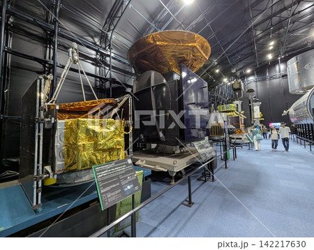 JAXA筑波宇宙センター スペースドーム内に展示される人工衛星 142217630