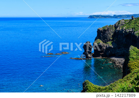 夏の北海道の積丹半島の奇岩と積丹ブルーの海 夏の北海道の積丹半島の奇岩と積丹ブルーの海 142217809