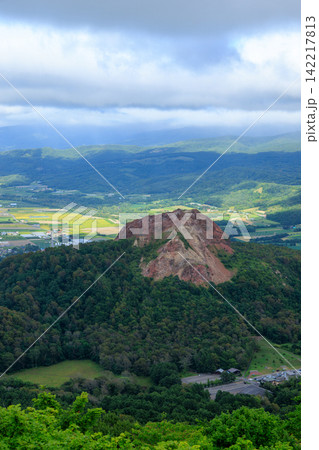 夏の有珠山から眺めた昭和新山「縦」 142217813