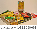 缶コーヒーとクッキーと貨幣とバビロン大富豪の教え 142218064