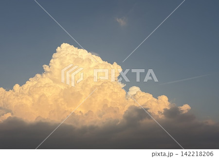 夏の青空と白い雲 142218206