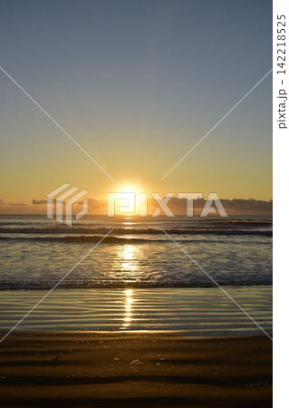 海辺に沈む夕日と波の風景｜自然・海・夕焼け 142218525