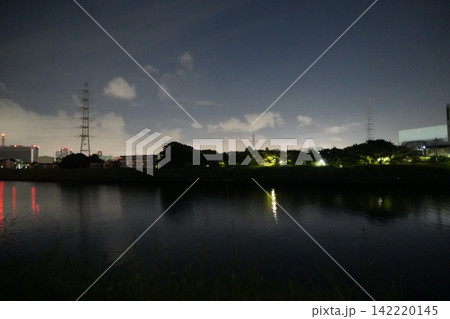 夜の川と対岸の街並みと鉄塔 夜の川と対岸の街並みと鉄塔 142220145