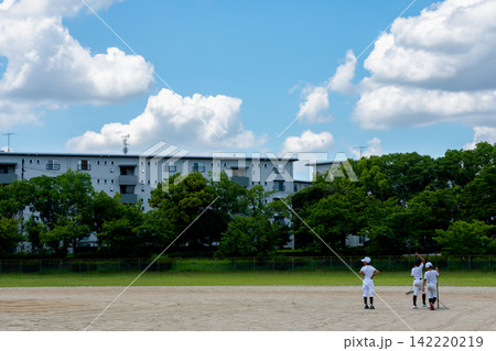 プロ野球選手を夢見て頑張っている野球少年 142220219