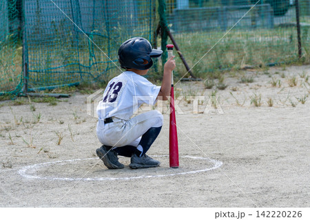 プロ野球選手を夢見て頑張っている野球少年 プロ野球選手を夢見て頑張っている野球少年 142220226