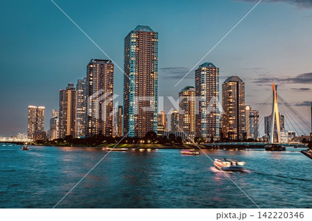 東京都、永代橋から眺める佃島のタワーマンション群の夕景 東京都、永代橋から眺める佃島のタワーマンション群の夕景 142220346