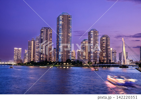 東京都、永代橋から眺める佃島のタワーマンション群の夕景 東京都、永代橋から眺める佃島のタワーマンション群の夕景 142220351