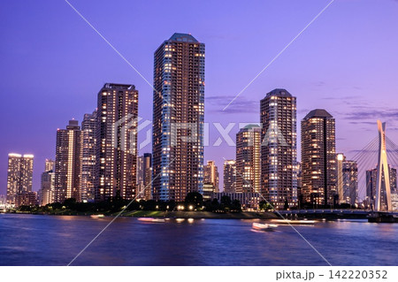 東京都、永代橋から眺める佃島のタワーマンション群の夕景 142220352