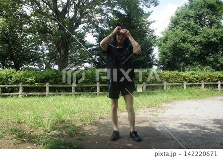 公園を歩く長身女性 公園を歩く長身女性 142220671