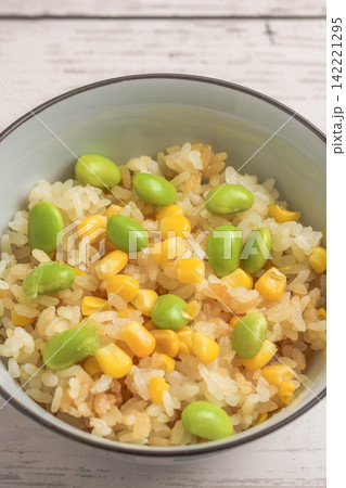 コーンと枝豆の炊込みご飯 コーンと枝豆の炊込みご飯 142221295