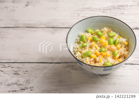 コーンと枝豆の炊込みご飯 コーンと枝豆の炊込みご飯 142221299