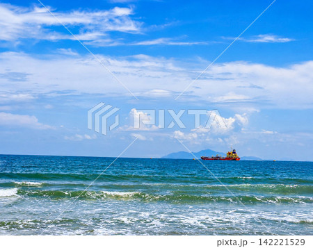 青空と青い海に船が浮かぶベトナム・ダナンの海景 青空と青い海に船が浮かぶベトナム・ダナンの海景 142221529