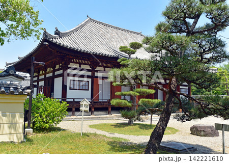 青空と新緑の法華寺 青空と新緑の法華寺 142221610
