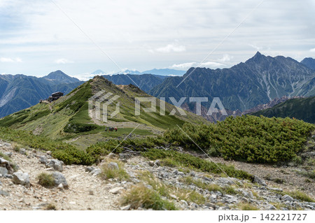北アルプス 水晶岳山頂付近からの眺め 水晶小屋、常念岳、富士山、槍ヶ岳 北アルプス 水晶岳山頂付近からの眺め 水晶小屋、常念岳、富士山、槍ヶ岳 142221727