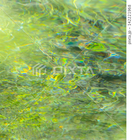 水面に映る森の新緑・清流・夏色イメージ素材 142221968