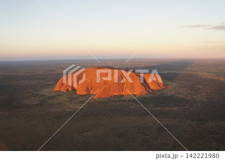 ヘリコプターから見たウルルの夕景 オーストラリア ヘリコプターから見たウルルの夕景 オーストラリア 142221980