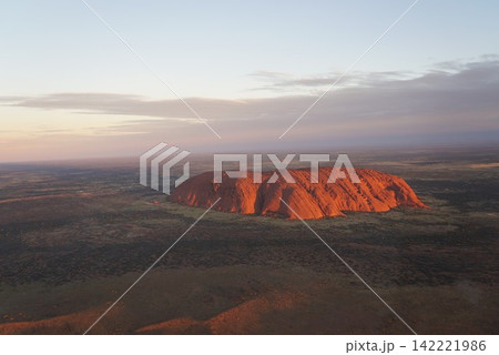 ヘリコプターから見たウルルの夕景 オーストラリア ヘリコプターから見たウルルの夕景 オーストラリア 142221986