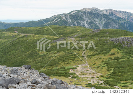北アルプス 薬師岳と曇ノ平山荘、雲ノ平キャンプ場の全景 北アルプス 薬師岳と曇ノ平山荘、雲ノ平キャンプ場の全景 142222345