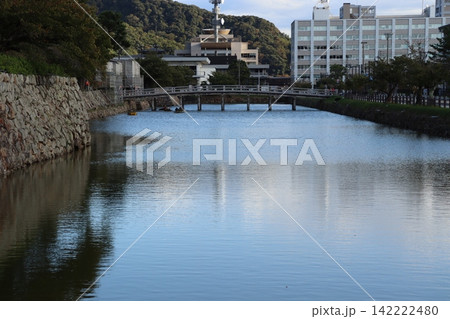 夕闇迫る鳥取城跡の堀の光景 夕闇迫る鳥取城跡の堀の光景 142222480