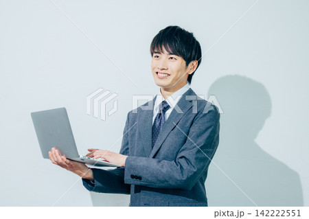 パソコンを使う男性 142222551