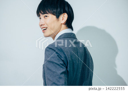 スーツを着た男性 スーツを着た男性 142222555