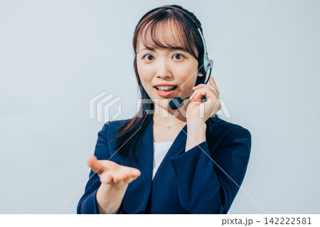 ヘッドセットをつけた女性のオペレーター ヘッドセットをつけた女性のオペレーター 142222581