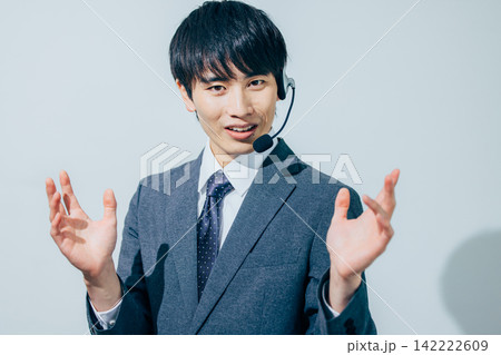 ヘッドセットをつけたスーツの男性 142222609