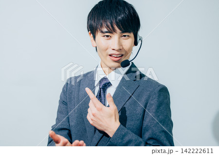 ヘッドセットをつけたスーツの男性 142222611