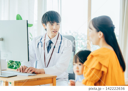 診察を受ける子供 142222636