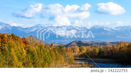 爽やかな秋の北海道美瑛町を流れる美瑛川と紅葉と十勝岳連峰 爽やかな秋の北海道美瑛町を流れる美瑛川と紅葉と十勝岳連峰 142222755