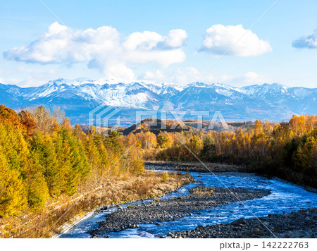 爽やかな秋の北海道美瑛町を流れる美瑛川と紅葉と十勝岳連峰 爽やかな秋の北海道美瑛町を流れる美瑛川と紅葉と十勝岳連峰 142222763