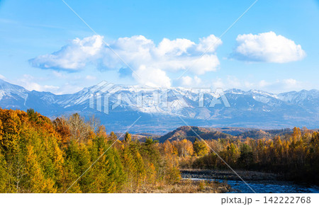 爽やかな秋の北海道美瑛町を流れる美瑛川と紅葉と十勝岳連峰 爽やかな秋の北海道美瑛町を流れる美瑛川と紅葉と十勝岳連峰 142222768