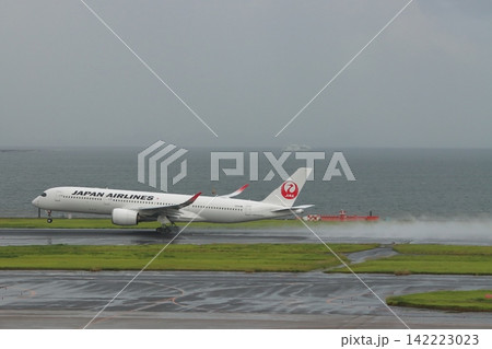 水煙を巻き上げながら離陸する旅客機 142223023