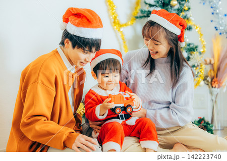 クリスマスパーティーをする親子 142223740