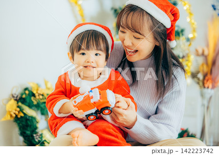 クリスマスパーティーをする親子 142223742